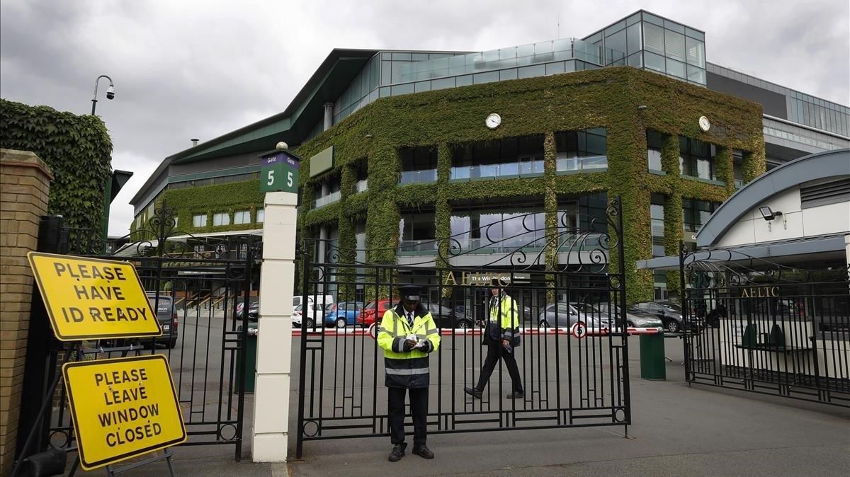 Guardias de seguridad, este lunes, en la entrada a Wimbledon. Guardias de seguridad, este lunes, en la entrada a Wimbledon.