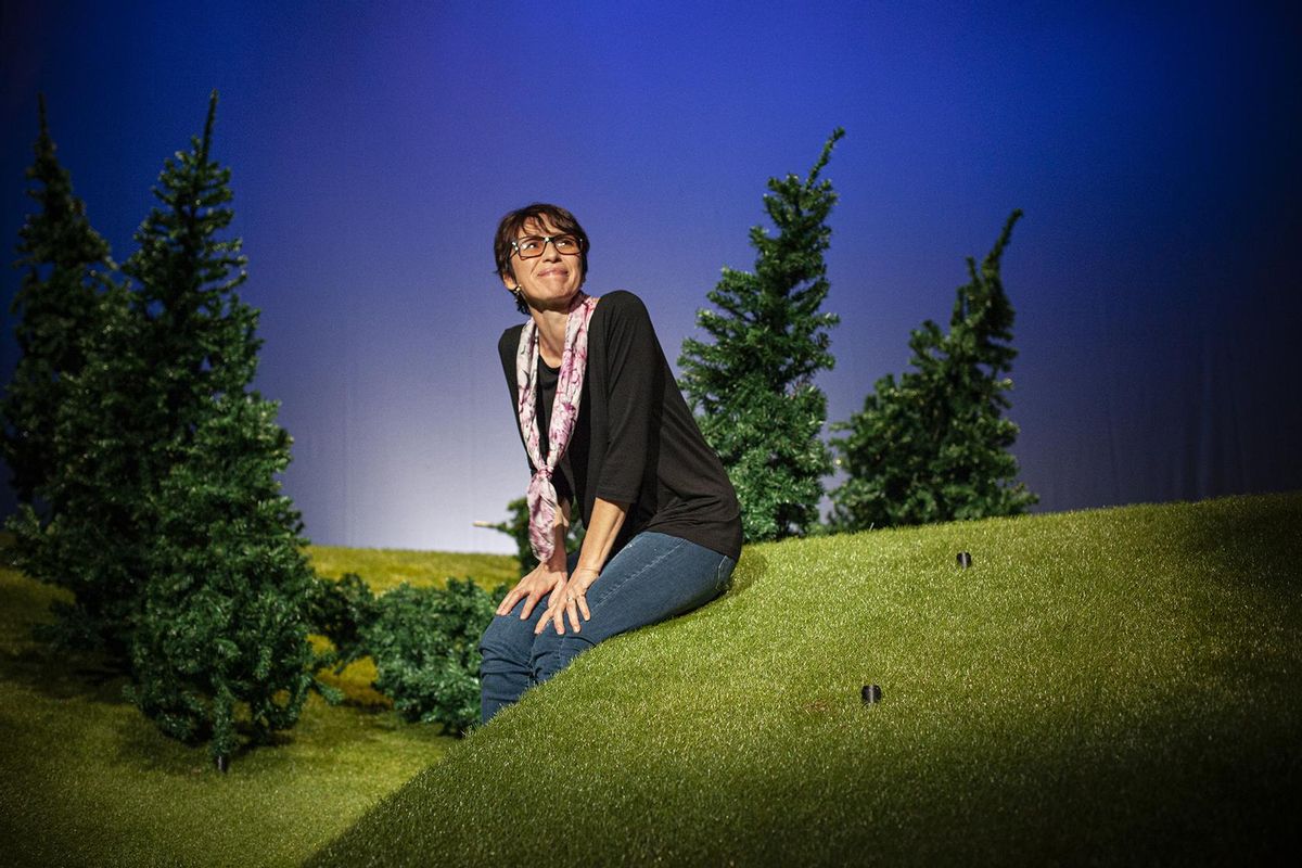 Ariadna Gil en un momento de ’Encara hi ha algú al bosc’, autoficción que recala del 14 de enero al 7 de febrero en el TNC. Ariadna Gil en un momento de ’Encara hi ha algú al bosc’, autoficción que recala del 14 de enero al 7 de febrero en el TNC.