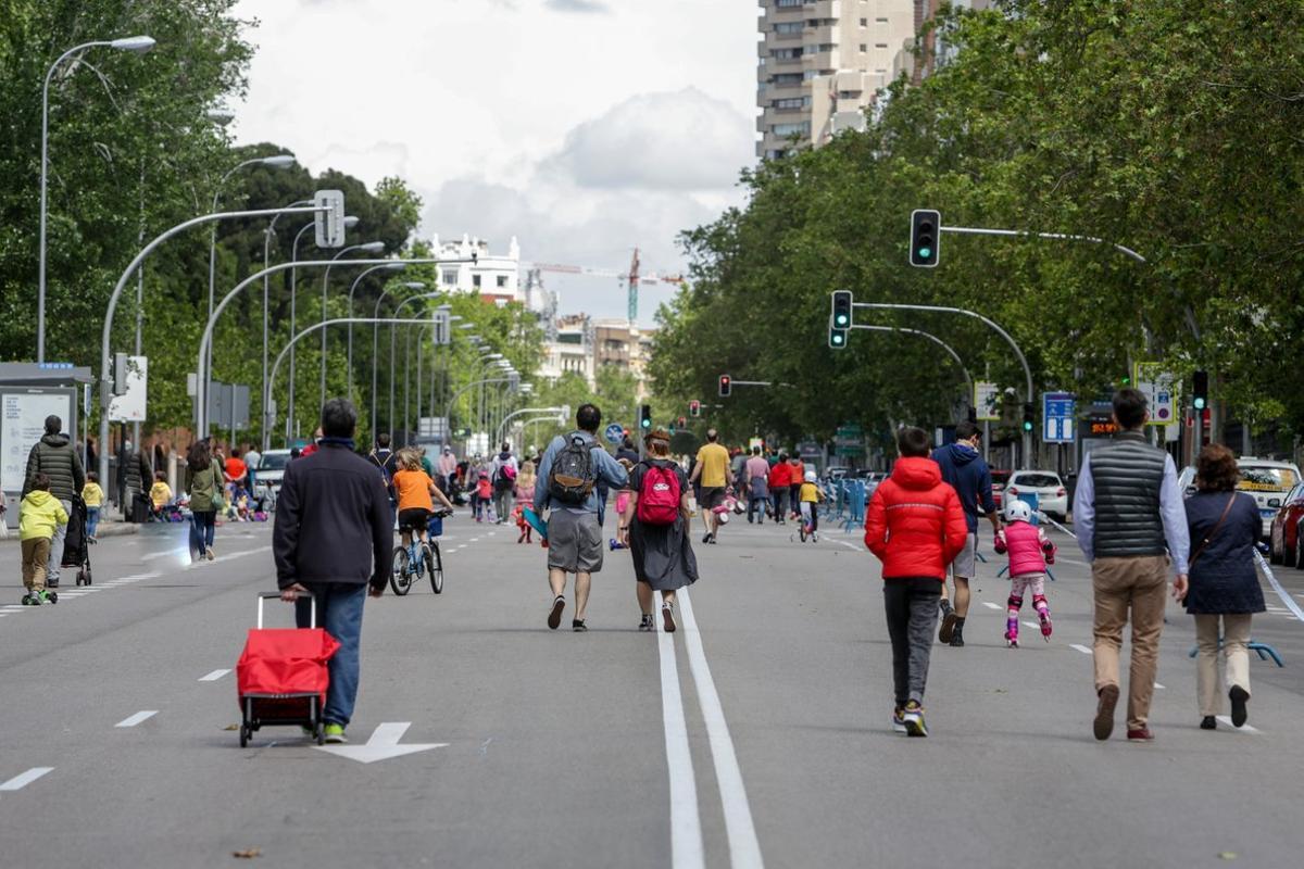Transeúntes caminan por una de las calles peatonalizadas en Madrid.