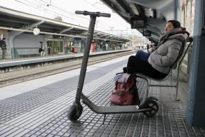 Tretze municipis encara no han prohibit els patinets elèctrics en busos urbans