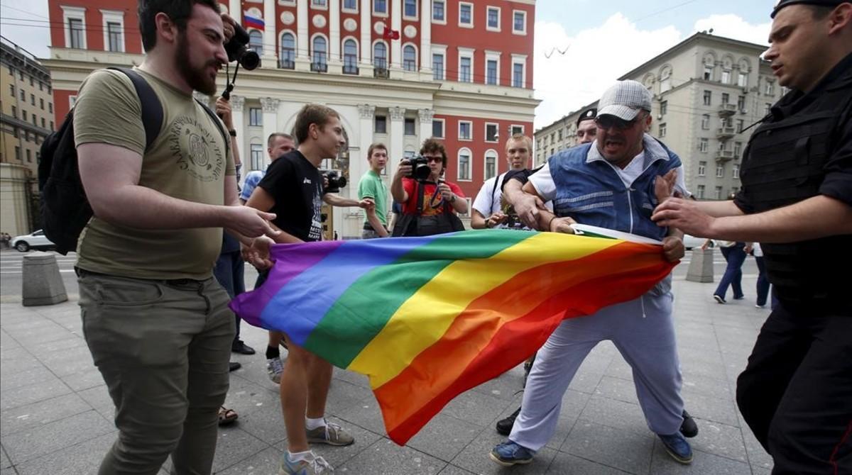Grupos anti-gay protestan durante la manifestación celebrada en Moscú.