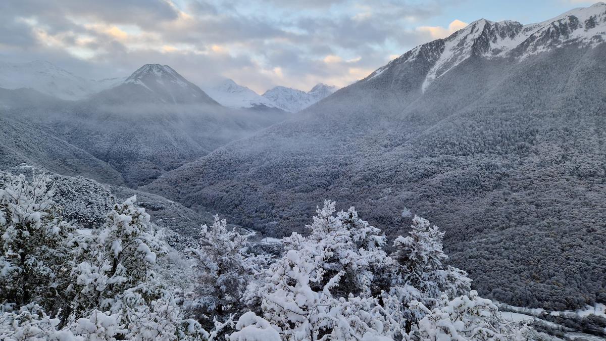 Nieve en el valle de Aran, en una foto tomada desde Vilamòs.