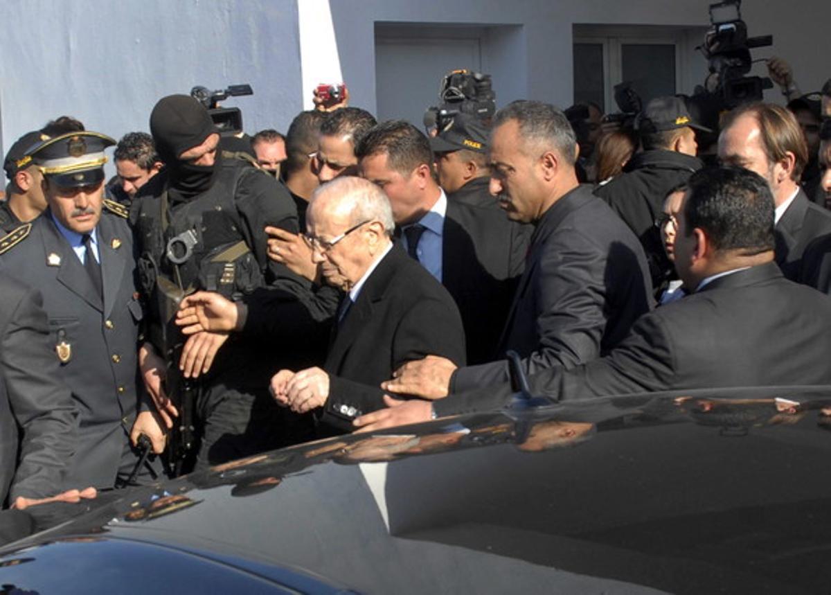  El presidente de Túnez, Béji Caïd Esebsi (centro), sale del hospital Charles Nicol tras visitar a heridos en el atentado del Museo del Bardo.