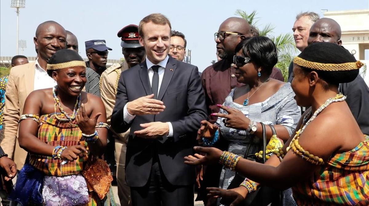Emmanuel Macron es recibido a su llegada en Ghana con una ceremonia de bienvenida.