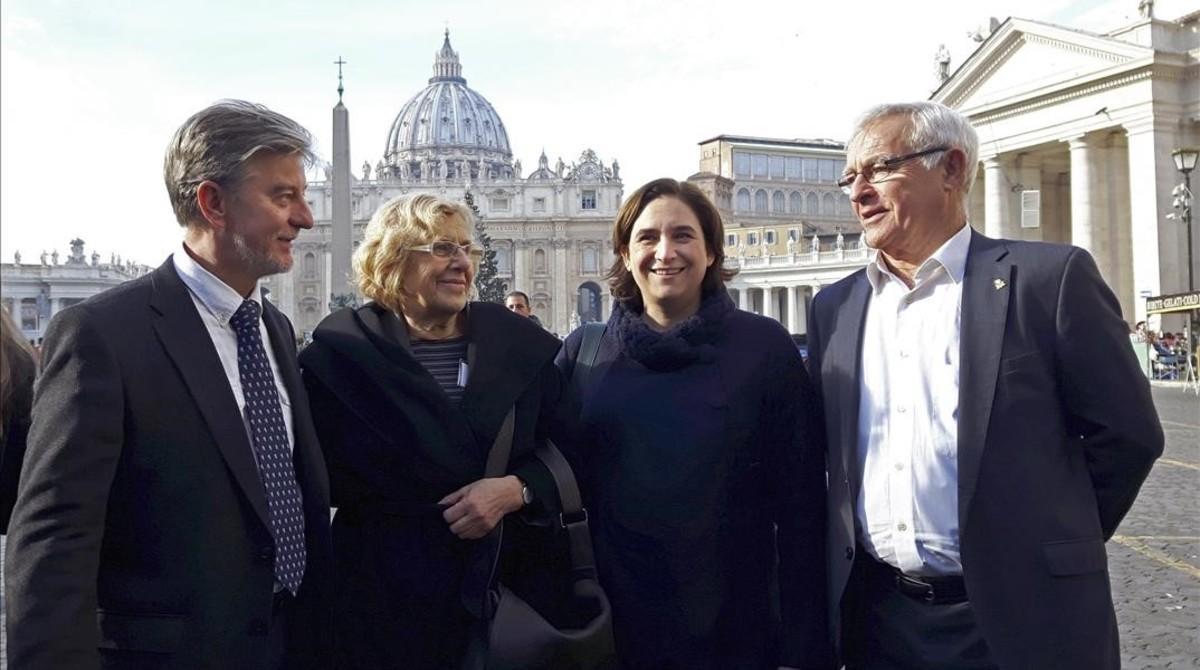 Los alcaldes de Zaragoza, Pedro Santisteve, de Madrid, Manuela Carmena, de Barcelona, AdaColau, y de Valencia, Joan Ribó, en una visita al Vaticano en diciembre pasado.