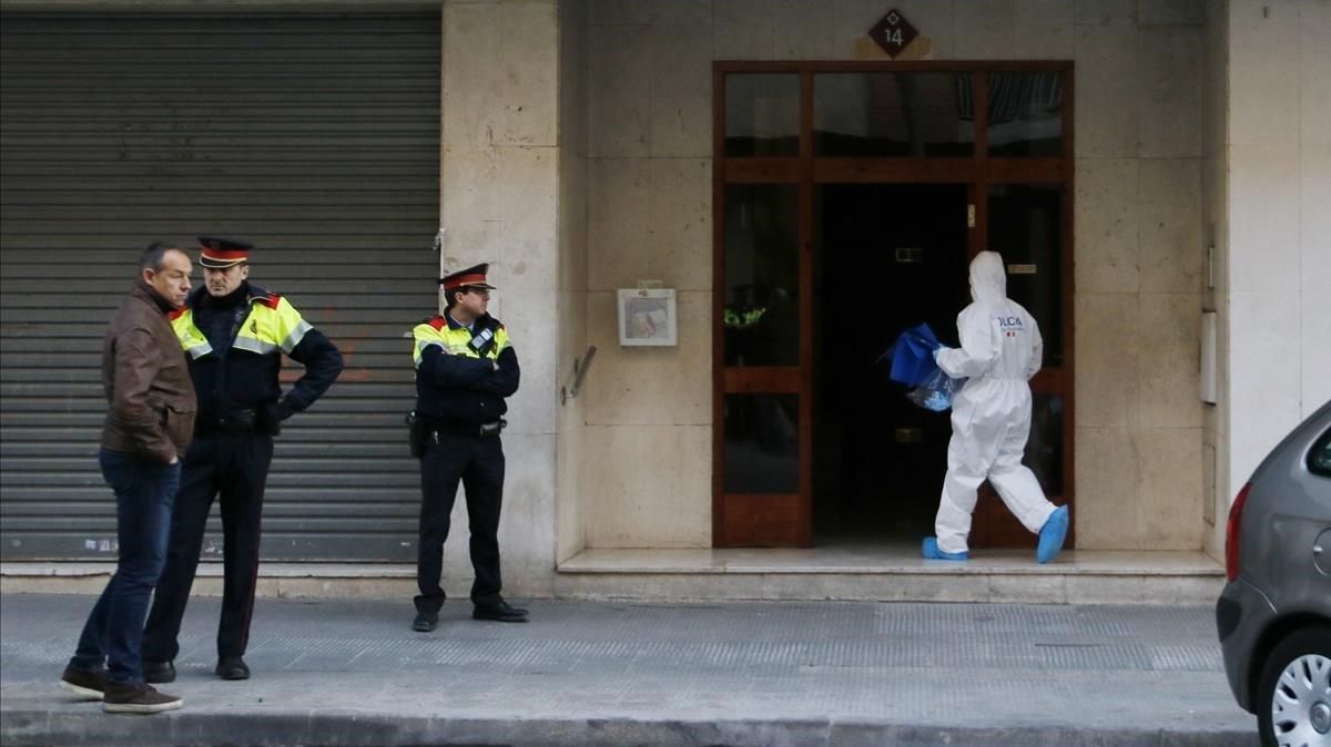 Fachada del edificio, en Reus, donde un hombre ha matado presuntamente a una mujer y se ha lanzado al vacío. Fachada del edificio, en Reus, donde un hombre ha matado presuntamente a una mujer y se ha lanzado al vacío.