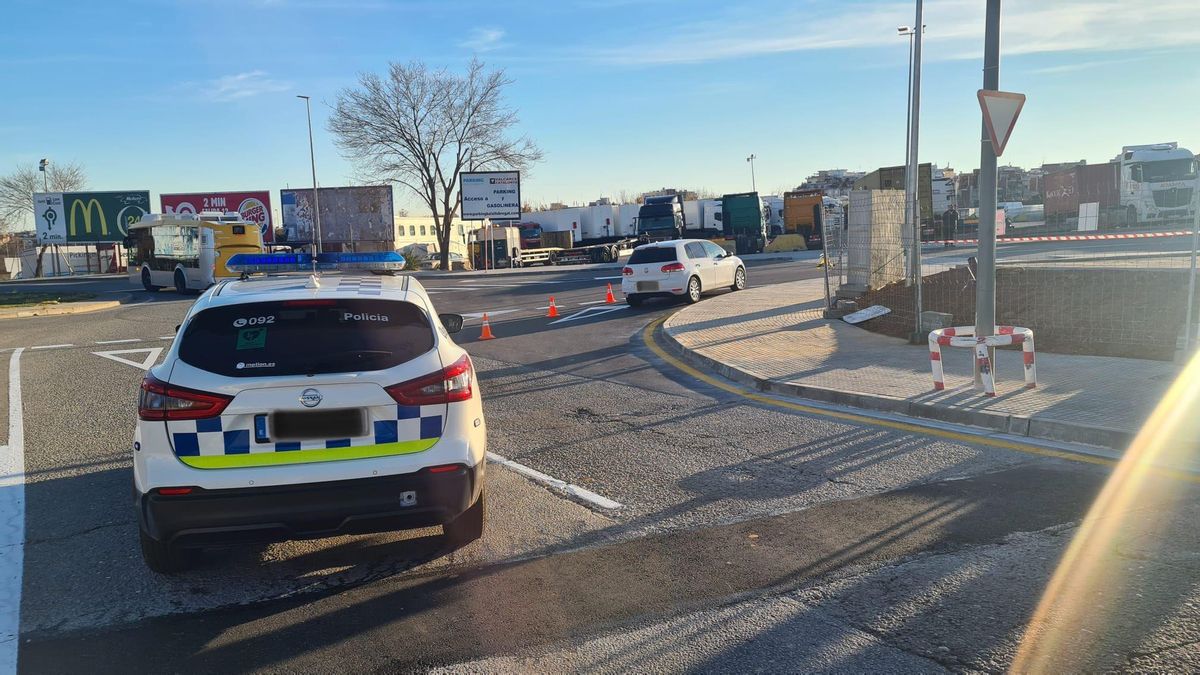 Clausuran una fiesta ilegal y desalojan un bar que no respetaba la normativa covid-19 en Esplugues Clausuran una fiesta ilegal y desalojan un bar que no respetaba la normativa covid-19 en Esplugues