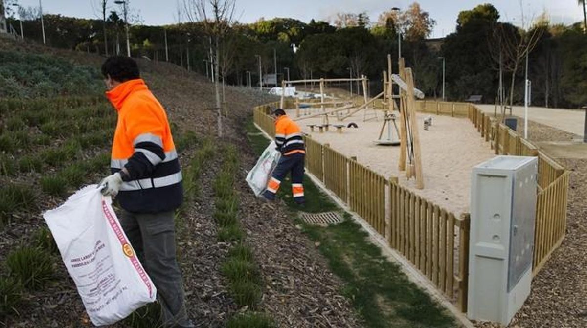 Dos operarios terminan la limpieza tras la terminación de las obras del parque de Can Boixeres, este viernes. Dos operarios terminan la limpieza tras la terminación de las obras del parque de Can Boixeres, este viernes.
