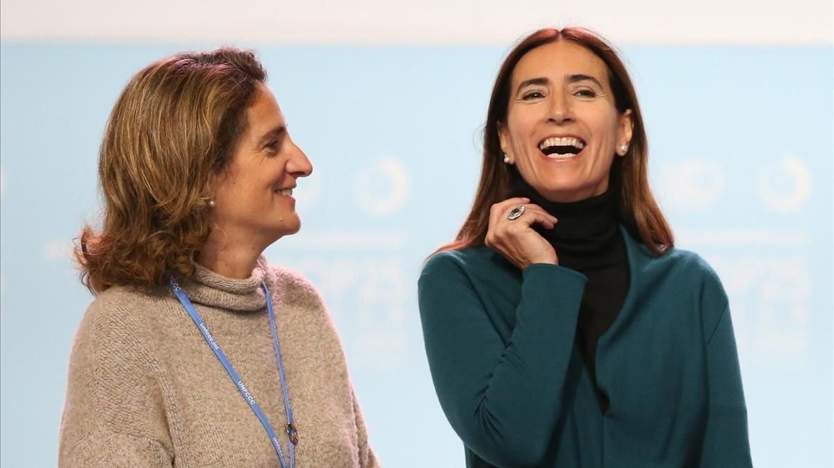 La ministra chilena de Medio Ambiente, Carolina Schmidt (derecha), sonríe junto a su homóloga española, Teresa Ribera, al inicio de la Cumbre del Clima de Madrid. La ministra chilena de Medio Ambiente, Carolina Schmidt (derecha), sonríe junto a su homóloga española, Teresa Ribera, al inicio de la Cumbre del Clima de Madrid.