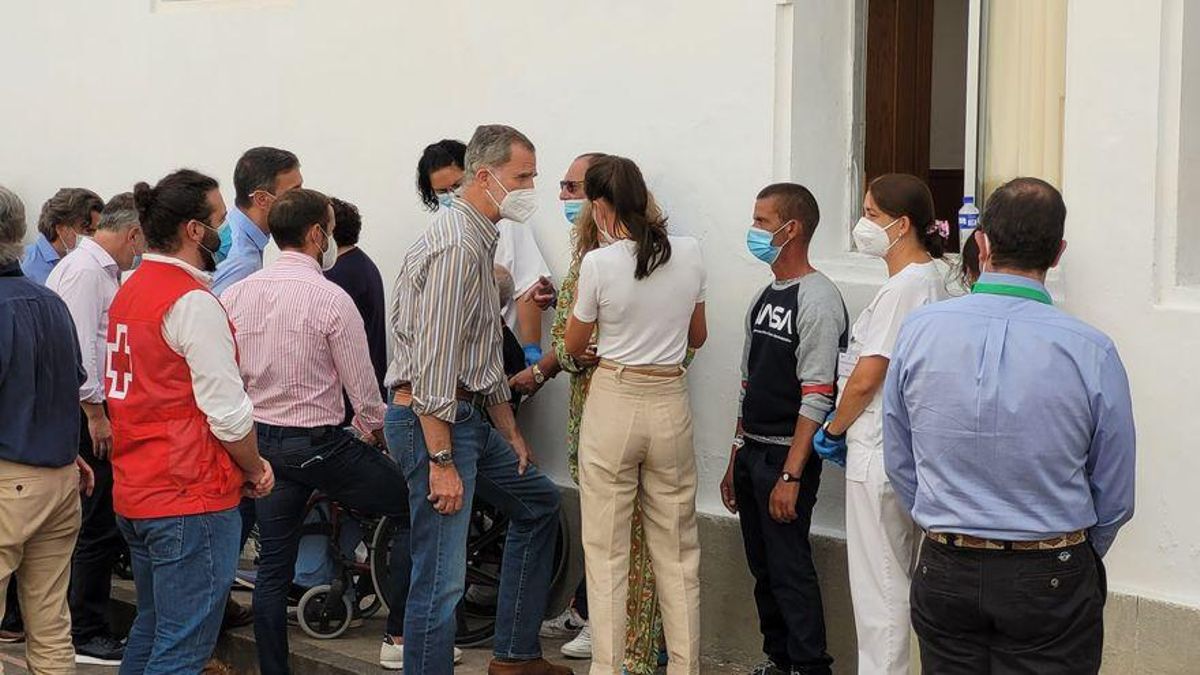 Els Reis visiten a La Palma els desallotjats per l’erupció del volcà Els Reis visiten a La Palma els desallotjats per l’erupció del volcà
