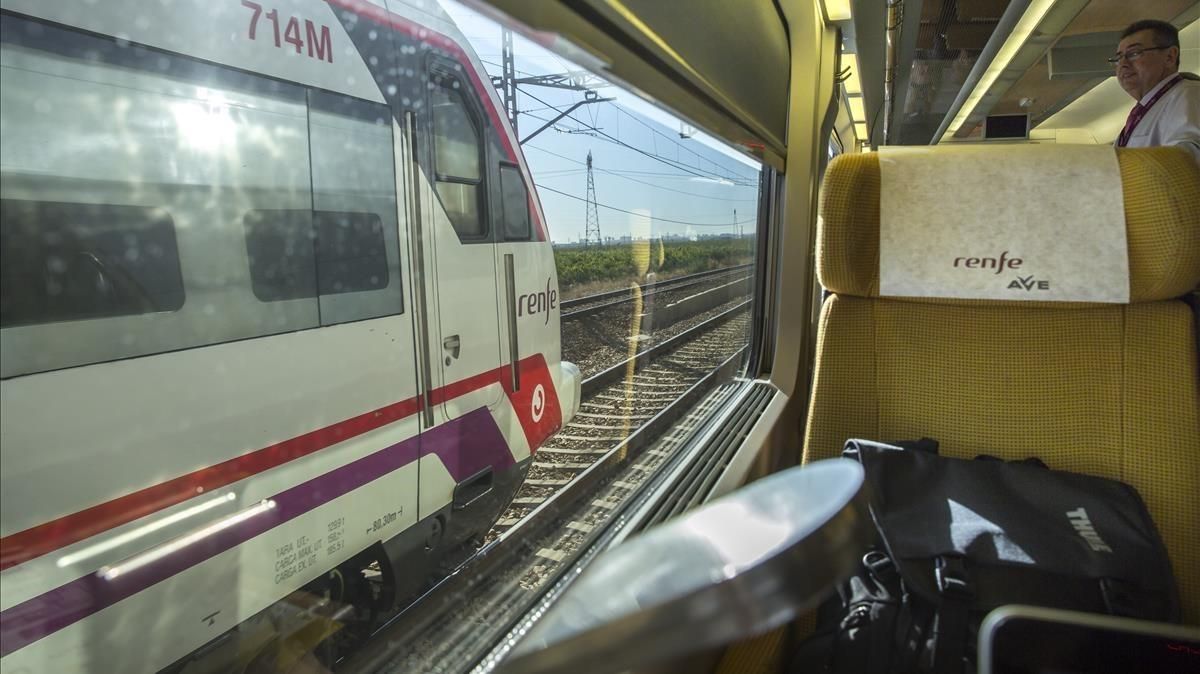 Un tren de cercanías adelanta al AVE en el que viajaba Rajoy, detenido por un problema técnico Un tren de cercanías adelanta al AVE en el que viajaba Rajoy, detenido por un problema técnico