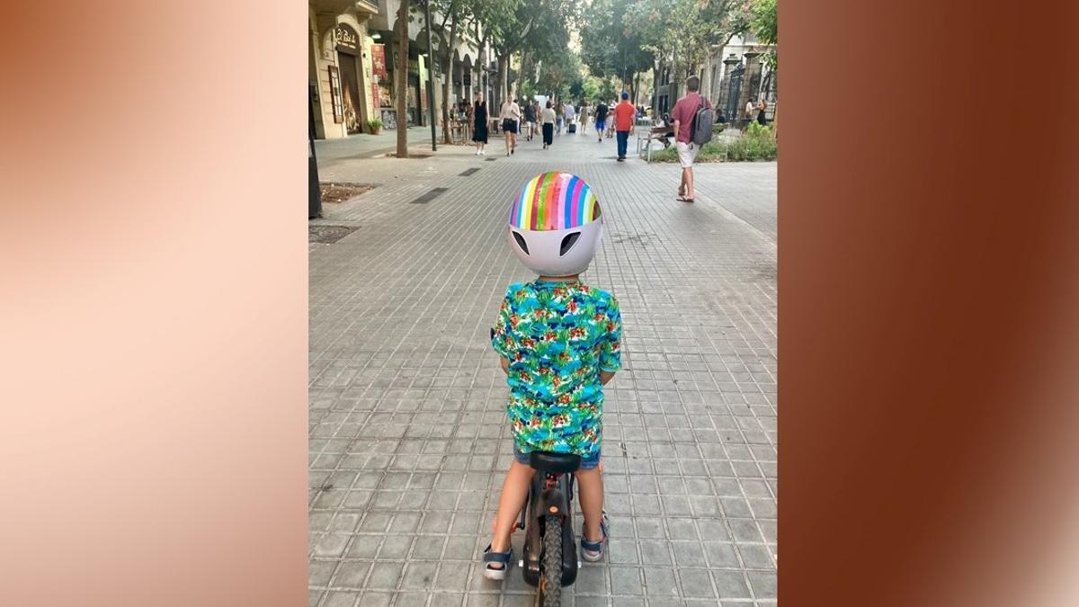 Aprendiendo a montar en bici en Consell de Cent. Aprendiendo a montar en bici en Consell de Cent.