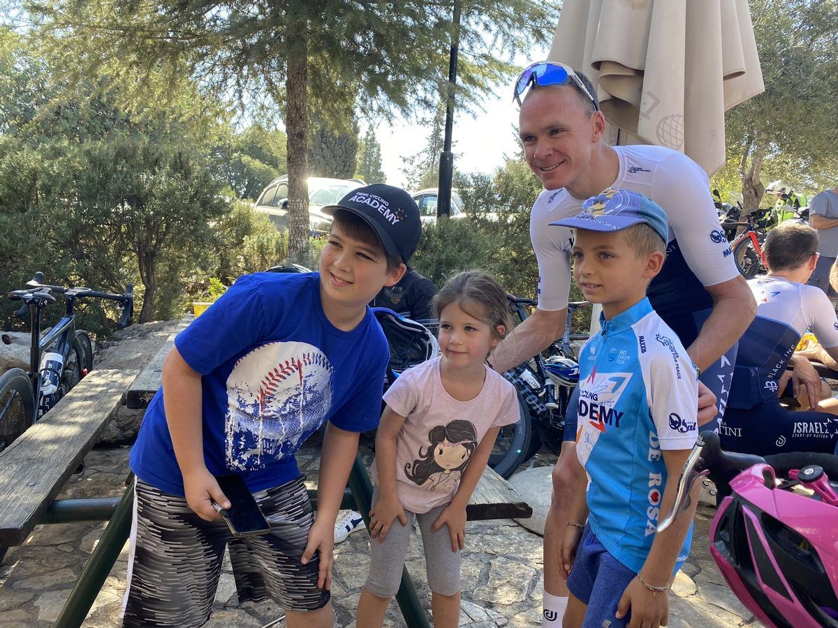 Chris Froome, con un grupo de niños, en su reciente visita a Israel.