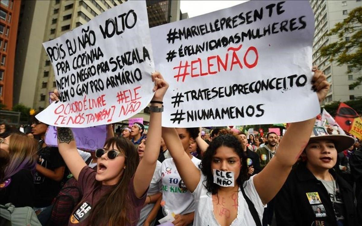 Marcha de mujeres el pasado 6 de octubre contra la candidatura del ultra Jair Bolsonaro, que parte como favorito en la segunda vuelta de las elecciones presidenciales de Brasil. Marcha de mujeres el pasado 6 de octubre contra la candidatura del ultra Jair Bolsonaro, que parte como favorito en la segunda vuelta de las elecciones presidenciales de Brasil.