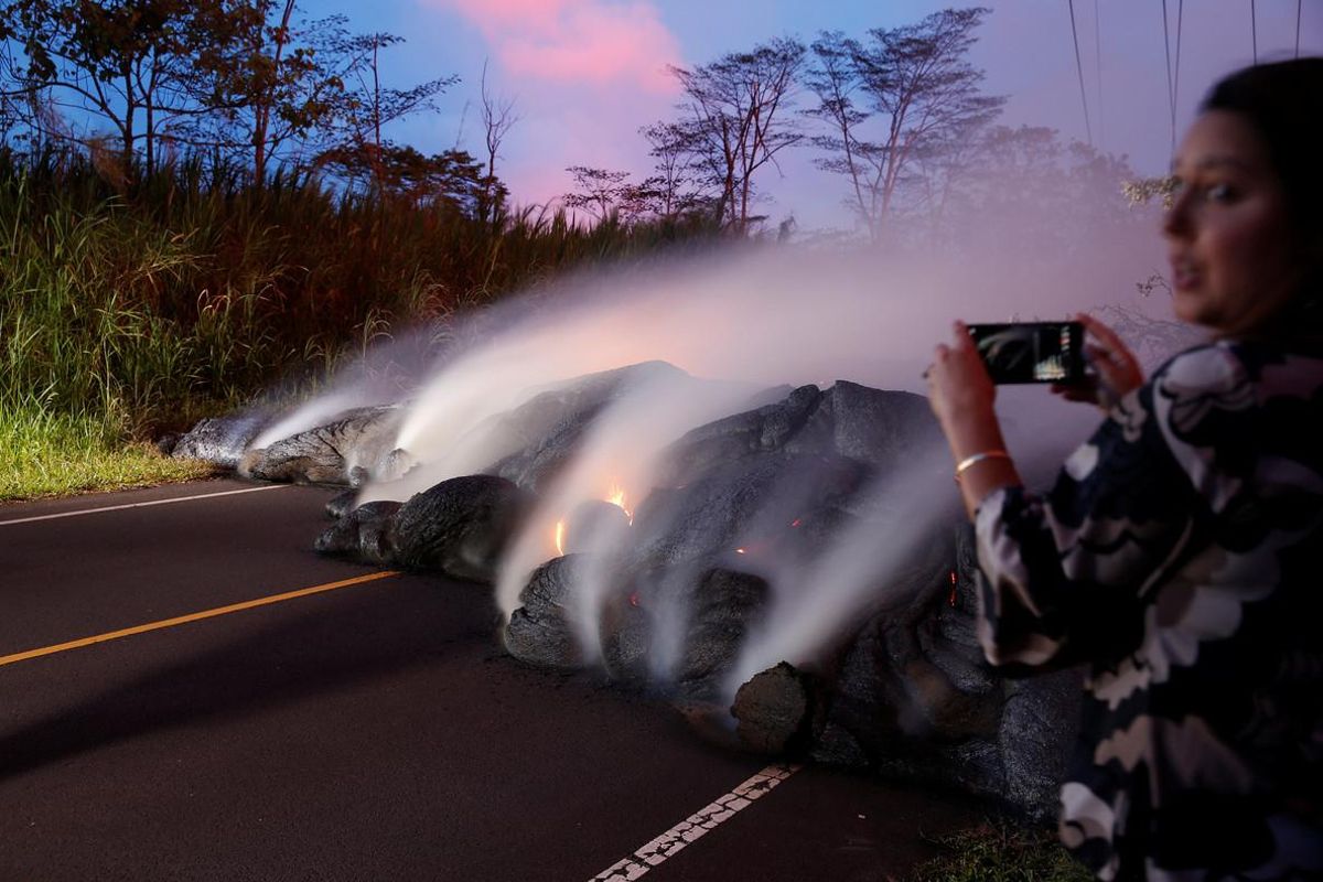 La lava del Kilauea avanza por una carretera de Pohoiki, cerca de Pahoa, en Hawái, el pasado lunes. La lava del Kilauea avanza por una carretera de Pohoiki, cerca de Pahoa, en Hawái, el pasado lunes.