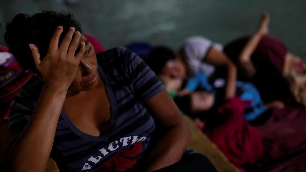 Un momento de descanso de un grupo de hondureños de la caravana de migrantes.