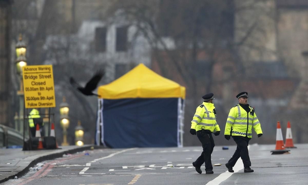 Agentes de policía, en el puente de Westminster, este jueves. Agentes de policía, en el puente de Westminster, este jueves.