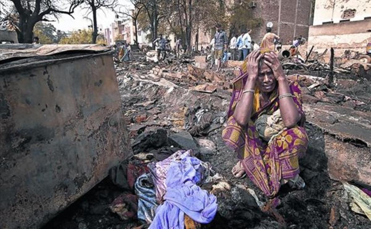 Desesperación 8 Una mujer india llora al comprobar que una bolsa con dinero para la dote de su hija se ha quemado en un incendio en Gurgeon.