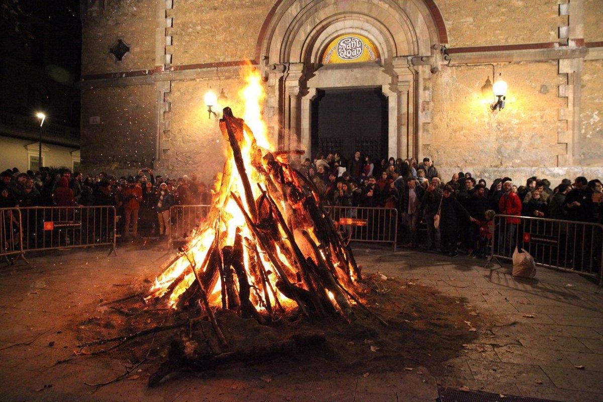 Una hoguera de los Foguerons, en la plaza de la Virreina. Una hoguera de los Foguerons, en la plaza de la Virreina.