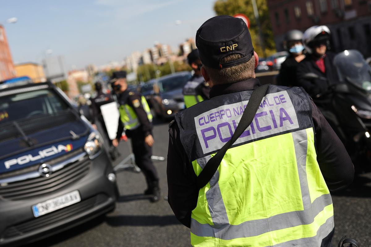 Control policial en un acceso a Madrid.