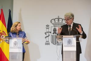 La vicepresidenta Nadia Calviño y el comisario europeo de Mercado Interior, Thierry Breton.