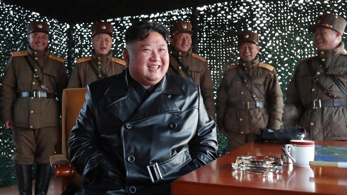 El líder de Corea del Nord, Kim Jong-un, supervisa un assaig d’artilleria.