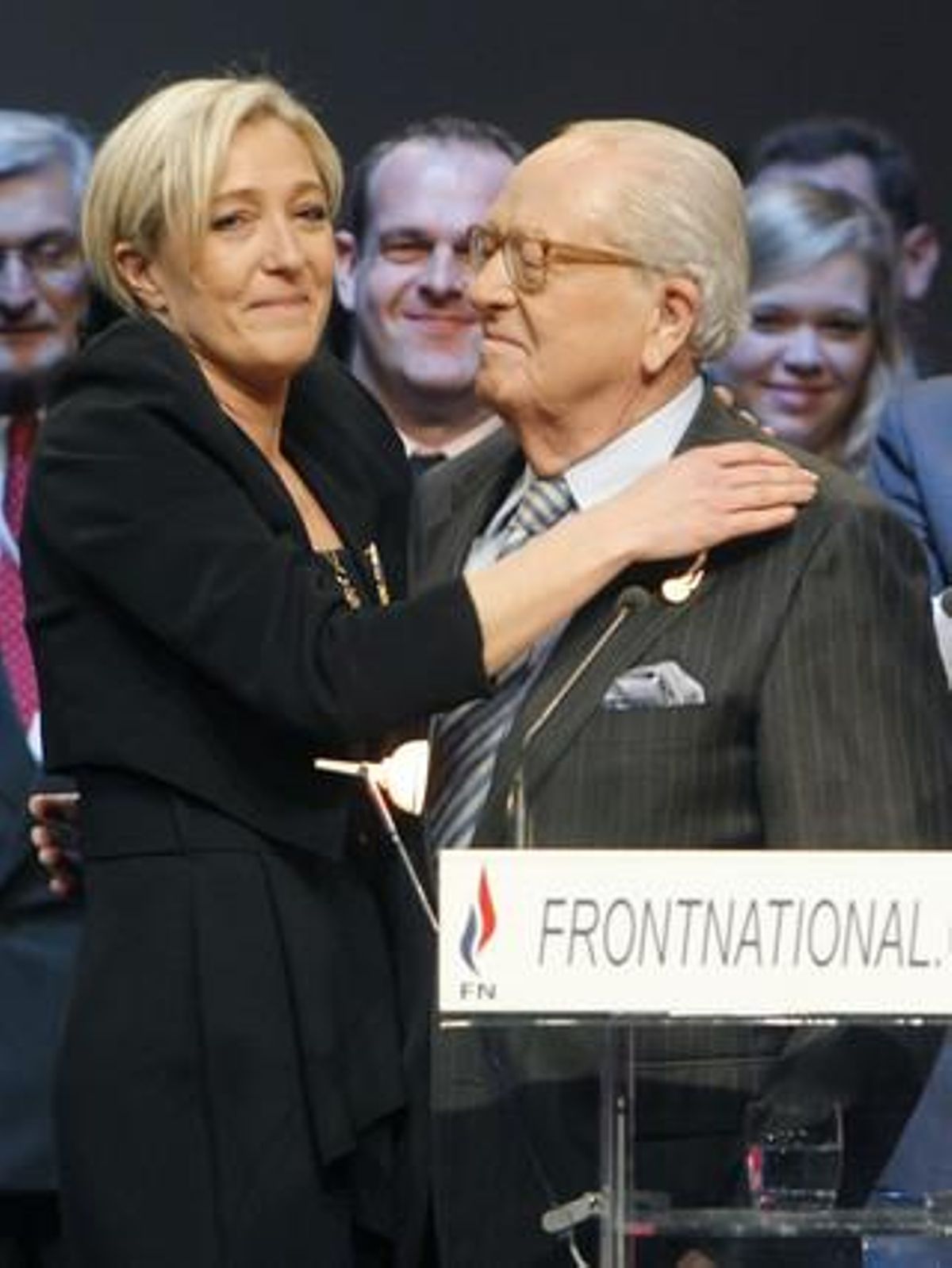 Marine Le Pen abraza a su padre en el congreso del Frente Nacional. Marine Le Pen abraza a su padre en el congreso del Frente Nacional.