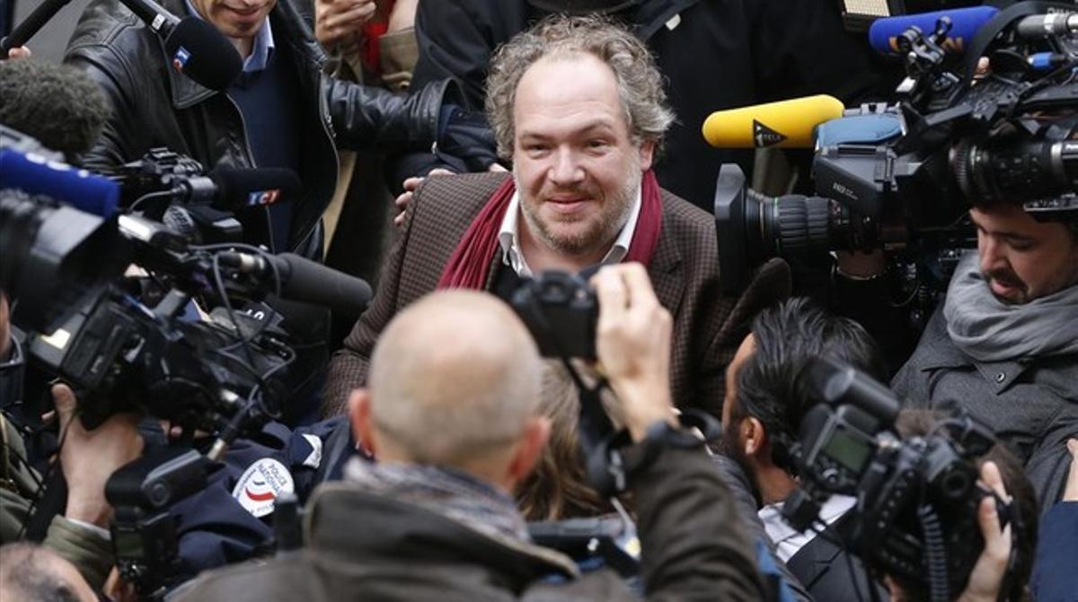 Mathias Enard, rodeado de periodistas en París.