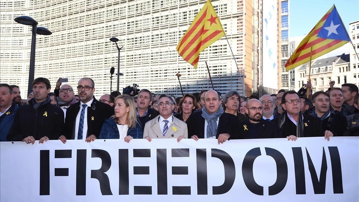 Alcaldes independentistas muestran, en Bruselas, su apoyo al Govern cesado. Alcaldes independentistas muestran, en Bruselas, su apoyo al Govern cesado.