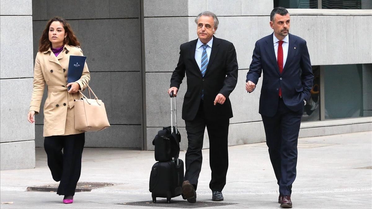 Santi Vila (derecha) llega a la Audiencia Nacional con su abogado Pau Molins. Santi Vila (derecha) llega a la Audiencia Nacional con su abogado Pau Molins.