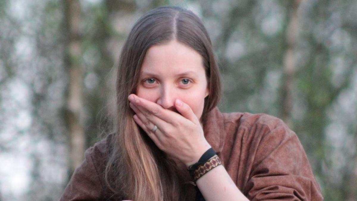 Una chica se tapa la cara sorprendida Una chica se tapa la cara sorprendida