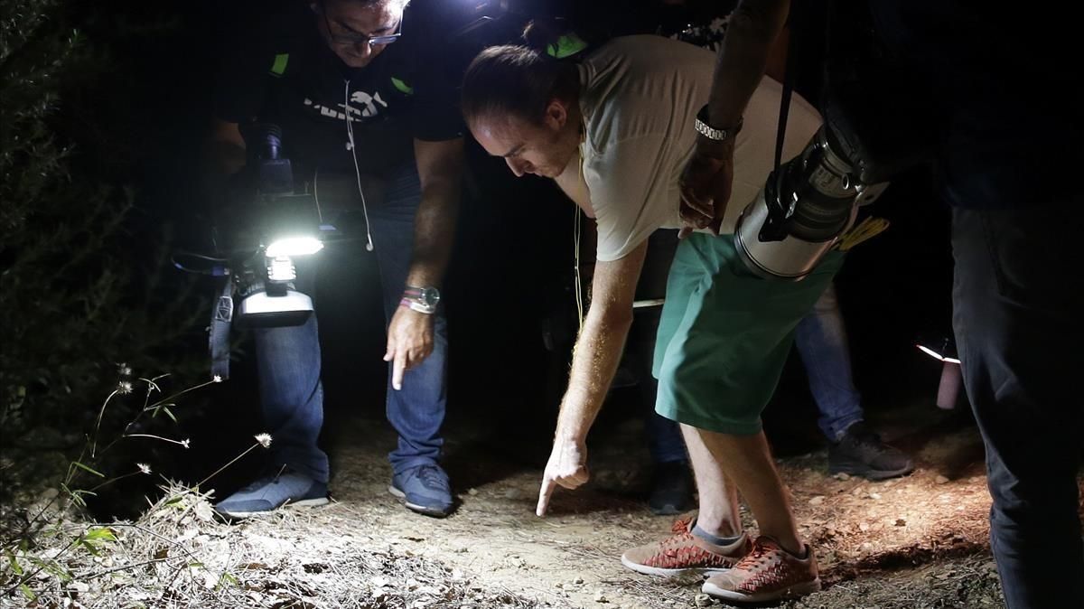 Un periodista señala al cámara de televisión el punto exacto donde el terrorista yihadista fue abatido por dos mossos. Un periodista señala al cámara de televisión el punto exacto donde el terrorista yihadista fue abatido por dos mossos.