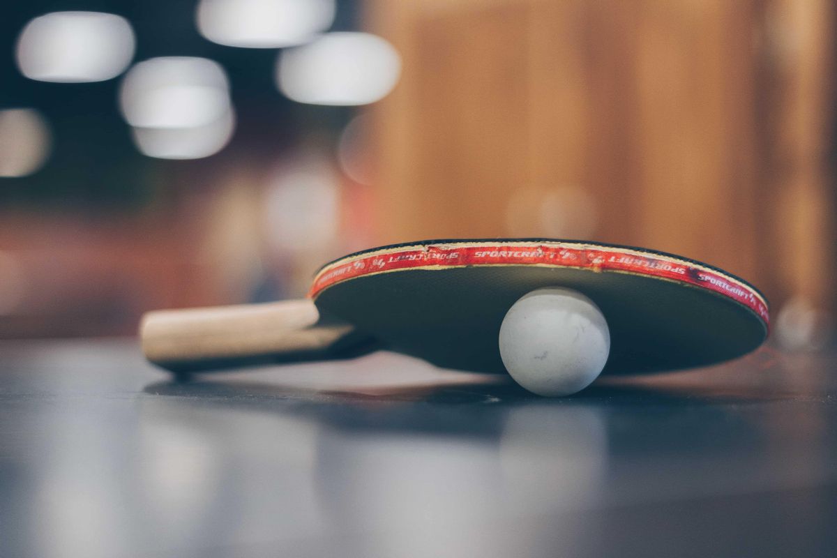 Una pala y una pelota de ping-pong. Una pala y una pelota de ping-pong.