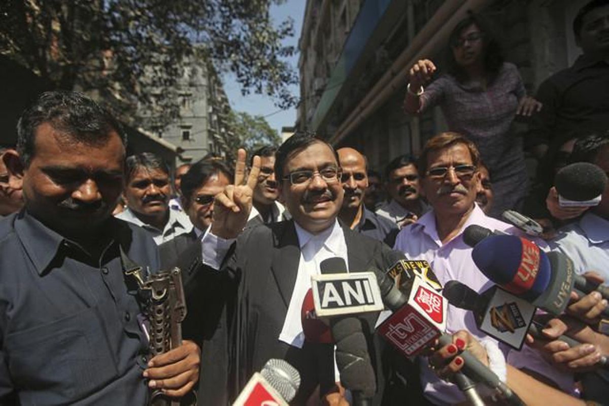 El fiscal Ujjwal Nikam hace el signo de la victoria tras conocer el fallo del Tribunal Superior, este lunes, en Bombay. El fiscal Ujjwal Nikam hace el signo de la victoria tras conocer el fallo del Tribunal Superior, este lunes, en Bombay.
