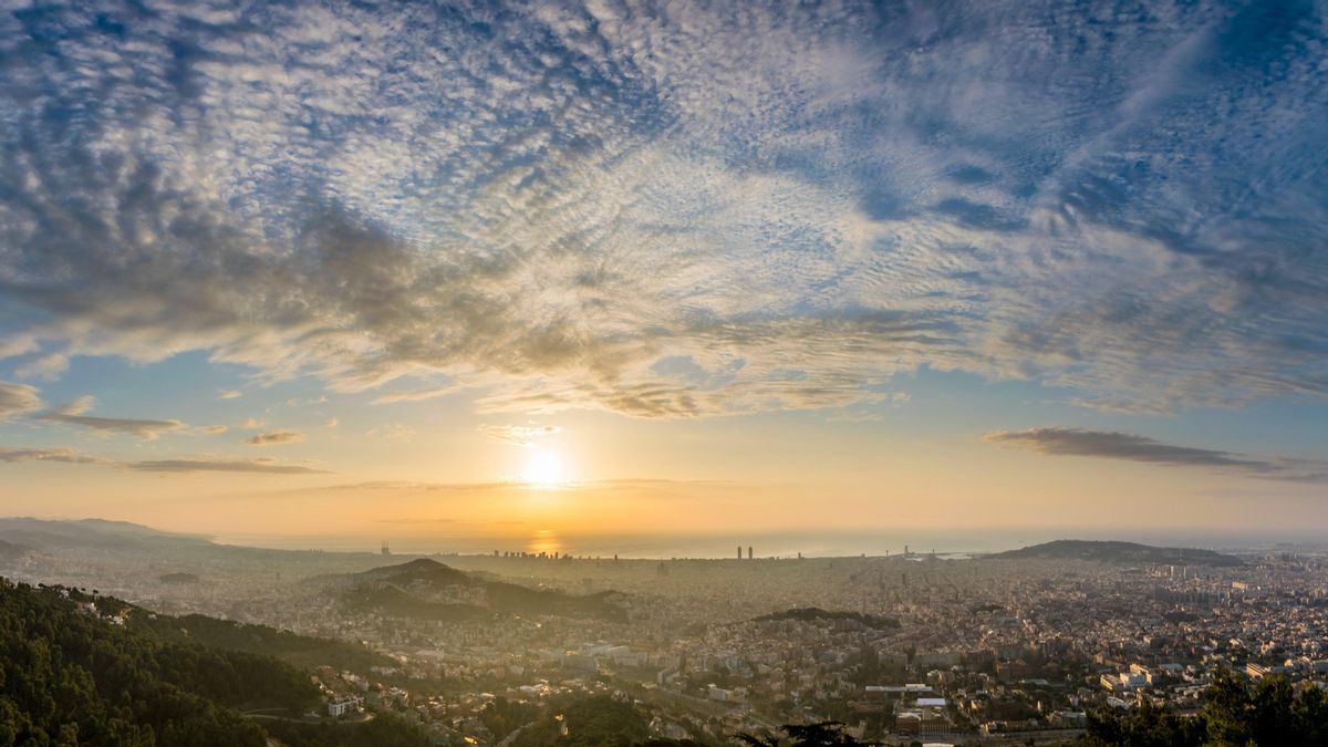 Una capa de altocumulus stratiformis undulatus tapa el sol sobre Barcelona. Una capa de altocumulus stratiformis undulatus tapa el sol sobre Barcelona.