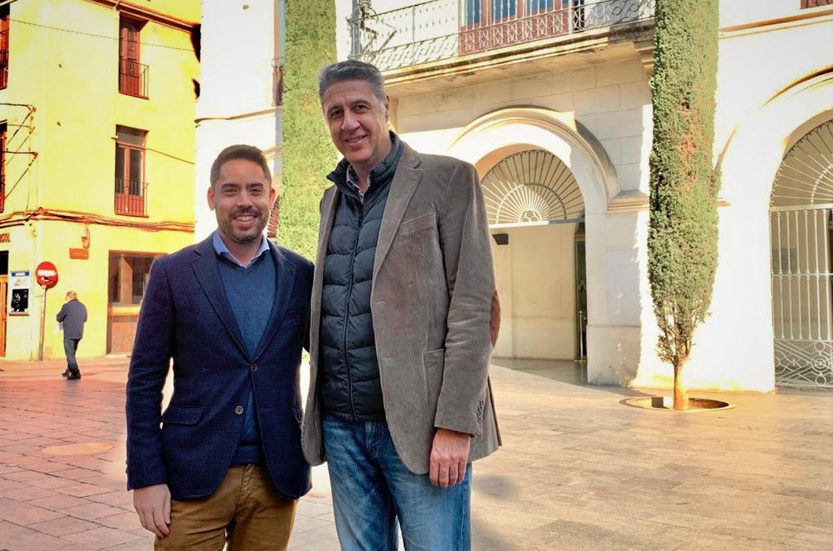 David Mejía y Xavier García Albiol frente al Ayuntamiento de Badalona. David Mejía y Xavier García Albiol frente al Ayuntamiento de Badalona.
