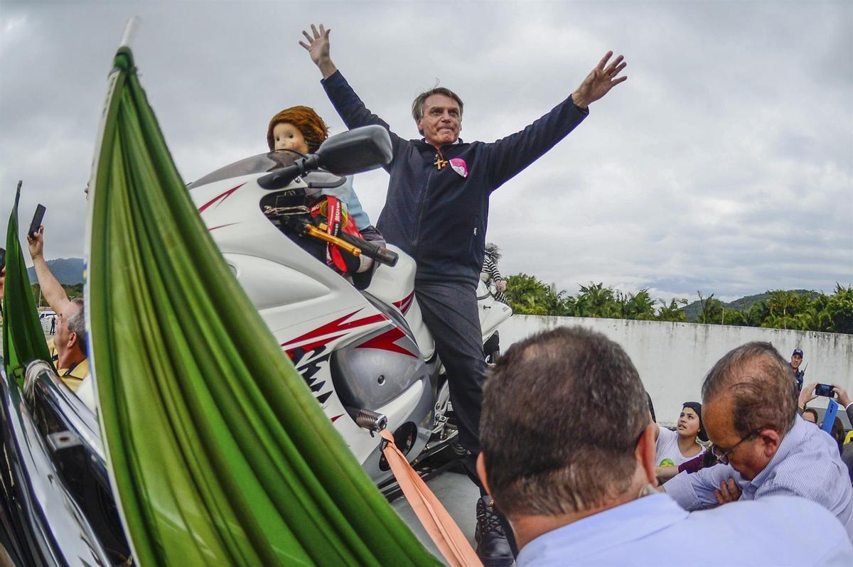 El presidente brasileño, Jair Bolsonaro, posa en una motocicleta mientras saluda a simpatizantes en un encuentro con alcaldes de su partido político hoy en Camboriú, Santa Catarina (Brasil).