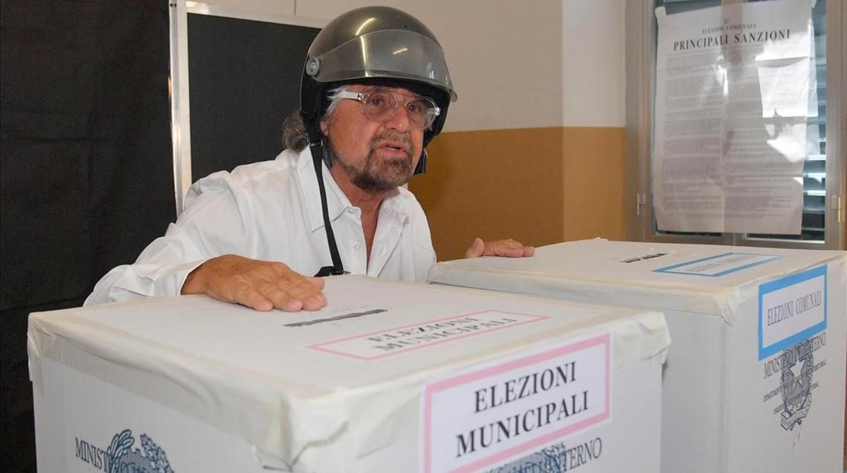 Beppe Grillo, tras depositar su papeleta en las urnas, en Génova, el 11 de junio.