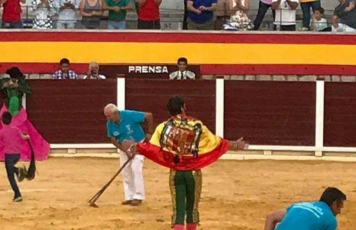 El torero Padilla s'excusa després de passejar-se amb una bandera franquista: "No soc nostàlgic de res i provocador, menys" El torero Padilla s'excusa després de passejar-se amb una bandera franquista: "No soc nostàlgic de res i provocador, menys"