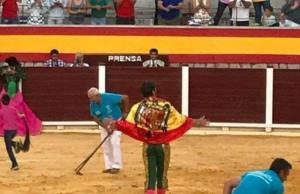 El torero Juan José Padilla paseando una bandera franquista en la plaza de Villacarrillo (Jaén)