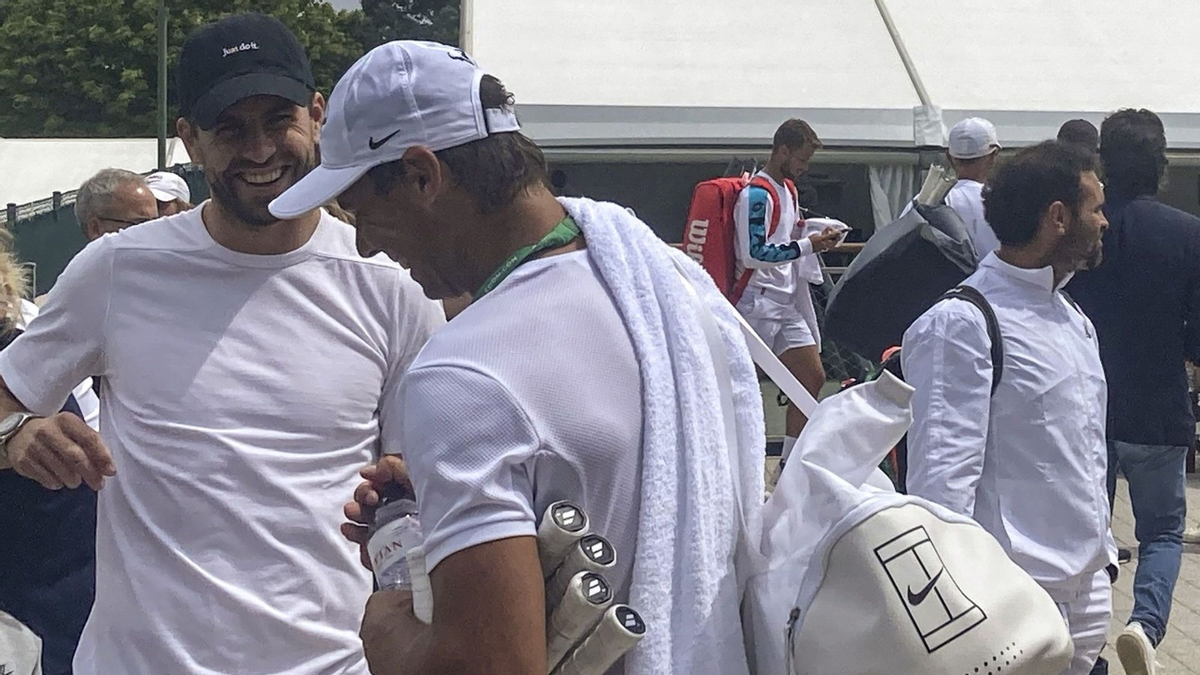 Nadal s’entrena davant la mirada de Gerard Piqué a Wimbledon Nadal s’entrena davant la mirada de Gerard Piqué a Wimbledon