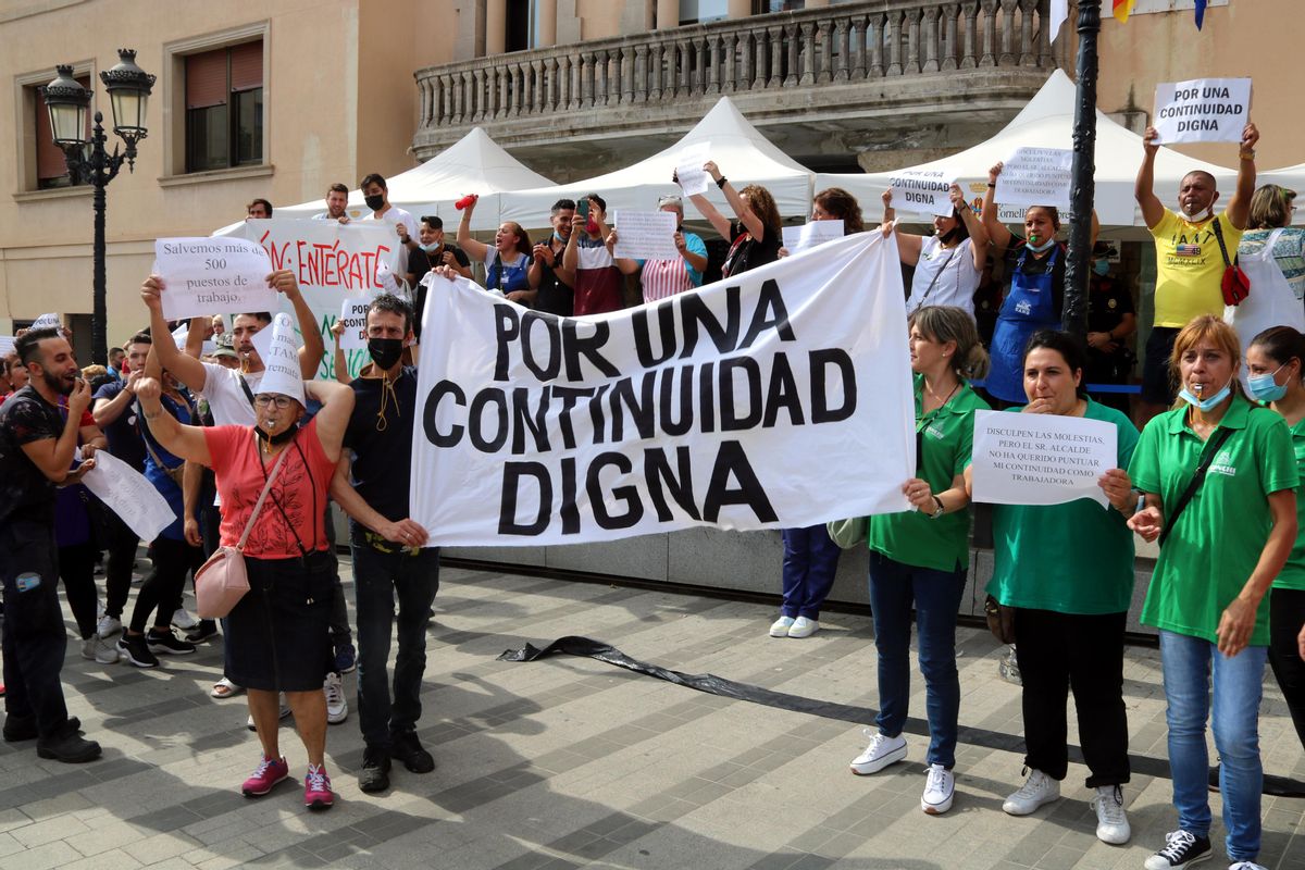 Protesta ante el Ayuntamiento de Cornellà de los paradistas del mercado de Sant Ildefons Protesta ante el Ayuntamiento de Cornellà de los paradistas del mercado de Sant Ildefons
