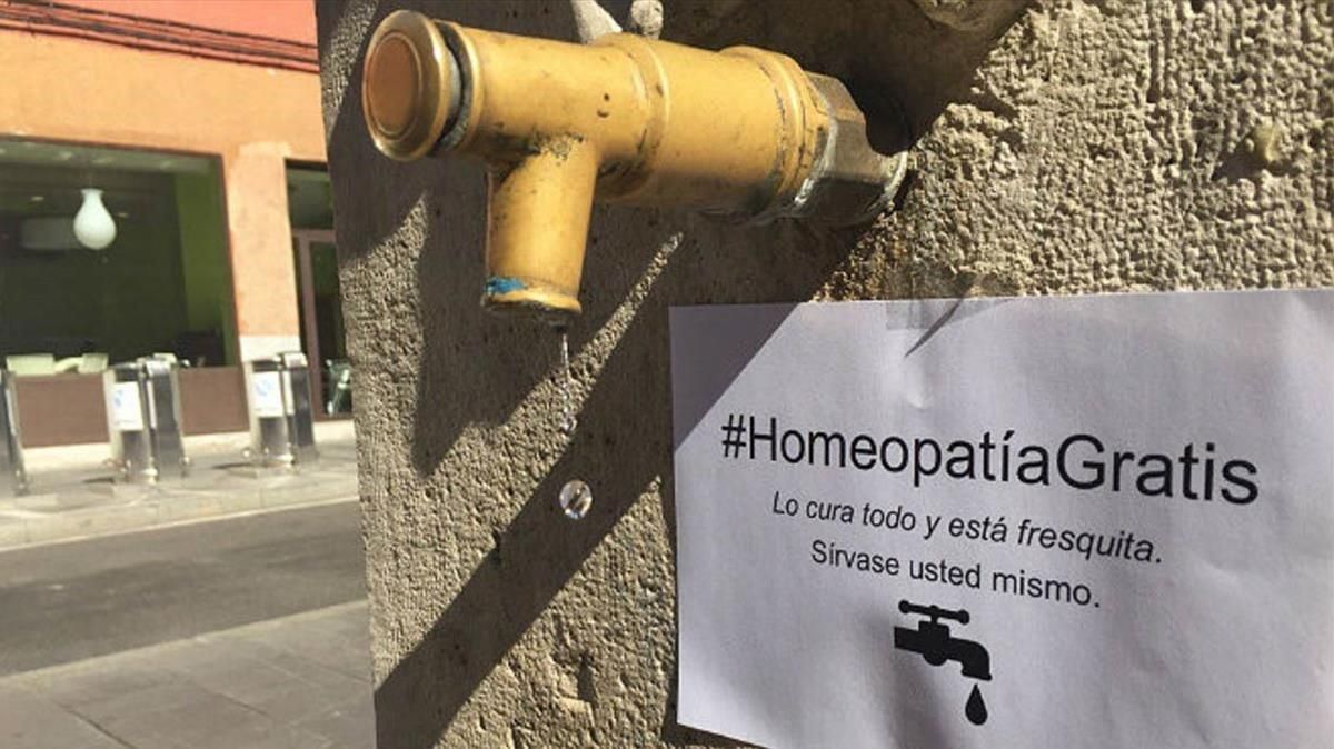 BROMA Y DENUNCIA. Un cartel promociona homeopatía gratis en una fuente de agua corriente. BROMA Y DENUNCIA. Un cartel promociona homeopatía gratis en una fuente de agua corriente.