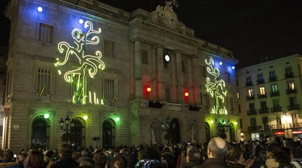 Proyección de luces en la Plaza de Sant Jaume, el jueves por la noche durante la inauguración de las fiestas de Santa Eulàlia. Proyección de luces en la Plaza de Sant Jaume, el jueves por la noche durante la inauguración de las fiestas de Santa Eulàlia.