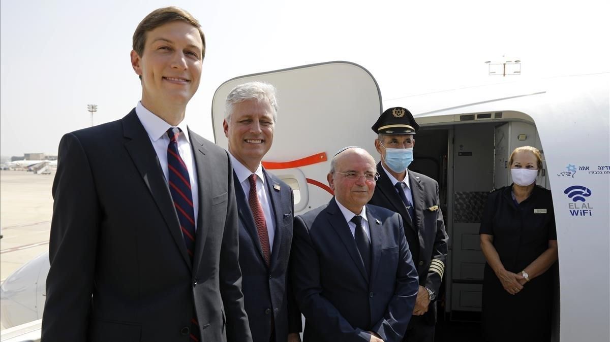 Jared Kushner, Robert O’Brien y Meir Ben Shabat suben al avión que les ha llevado a Abu Dabi, este lunes. Jared Kushner, Robert O’Brien y Meir Ben Shabat suben al avión que les ha llevado a Abu Dabi, este lunes.