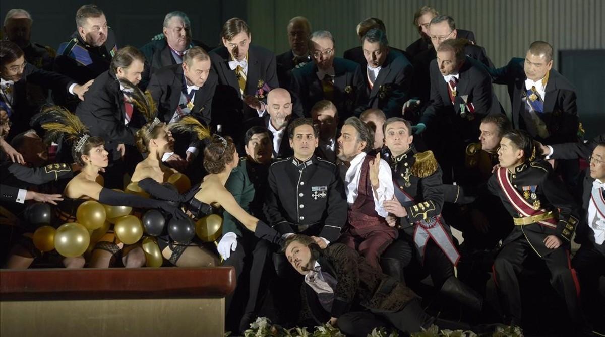 Juan Diego Flórez (Raoul), en medio de un grupo, en una escena de la ópera ’Les Huguenots’, de Giacomo Meyerbeer, en la Deutsche Oper de Berlín.