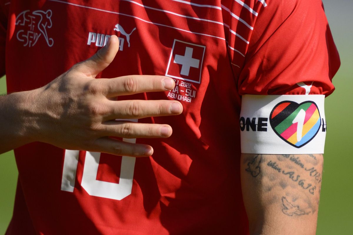 La FIFA amenazó con sanciones ilimitadas por el uso del brazalete arcoiris La FIFA amenazó con sanciones ilimitadas por el uso del brazalete arcoiris