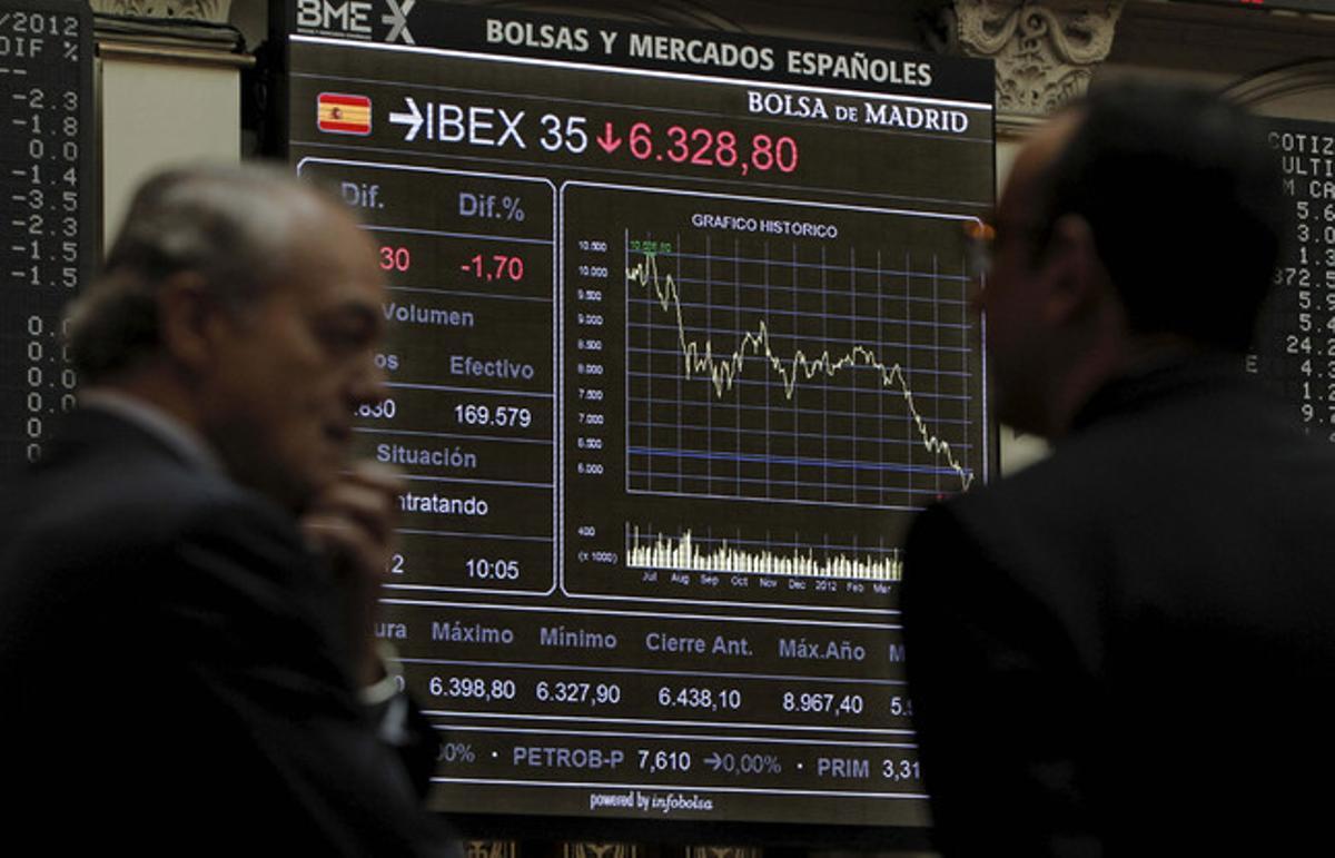 Inversores en el ’parquet’ de la Bolsa de Madrid.