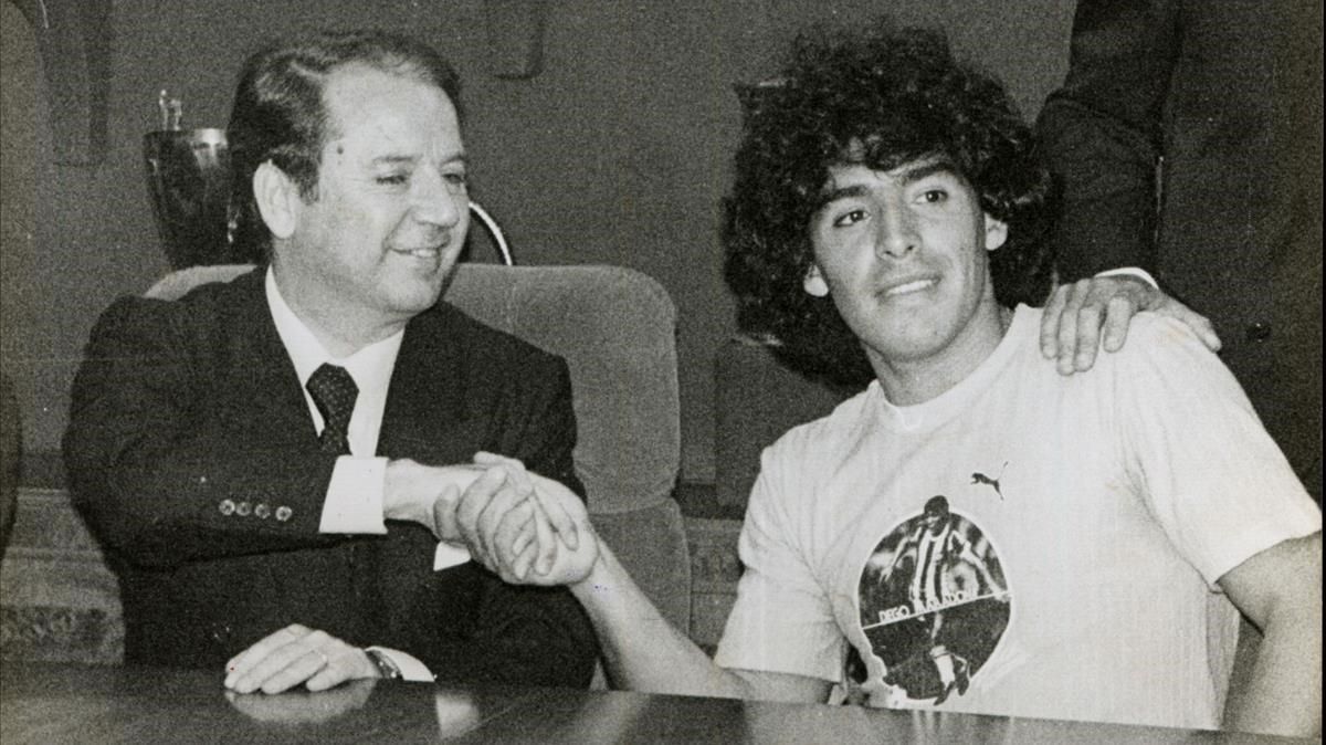 Núñez y Maradona, en la presentación oficial del astro argentino (1982). Núñez y Maradona, en la presentación oficial del astro argentino (1982).