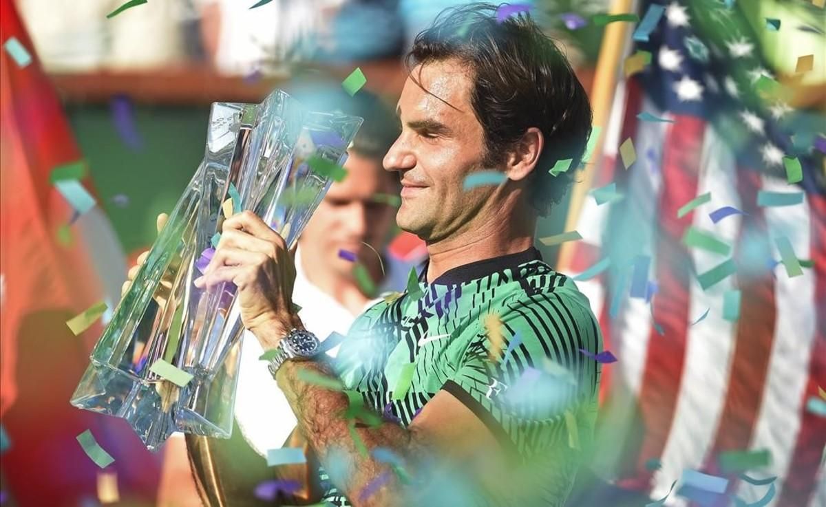Federer celebra el trofeo ganado en Indian Wells. Federer celebra el trofeo ganado en Indian Wells.
